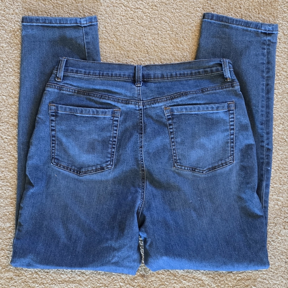 Gloria Vanderbilt Amanda style jeans with floral Embridered design. - Picture 5 of 6